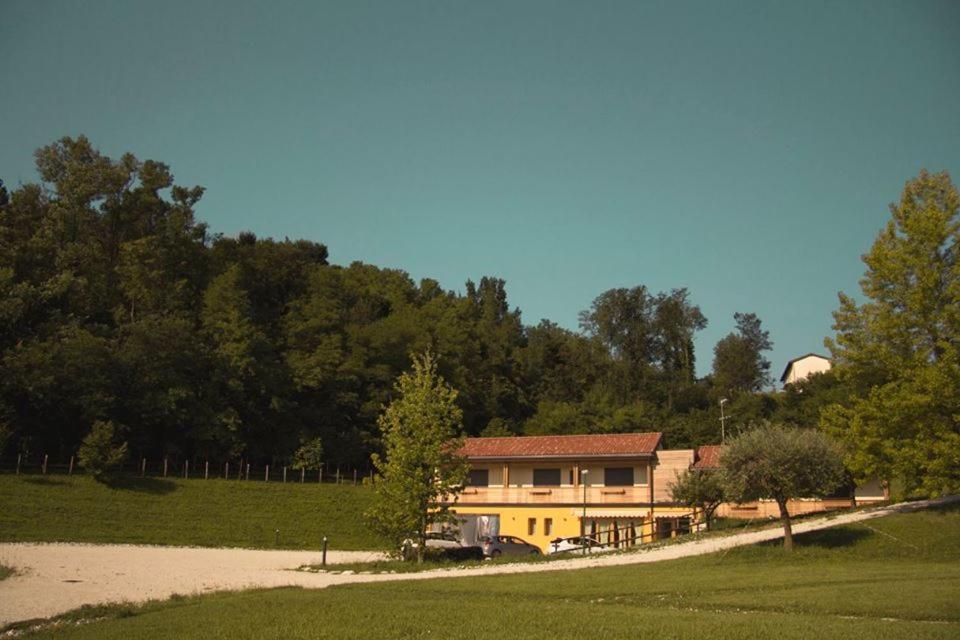 Nikolas' Valley Cornuda Luaran gambar