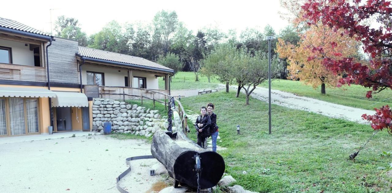 Nikolas' Valley Cornuda Luaran gambar